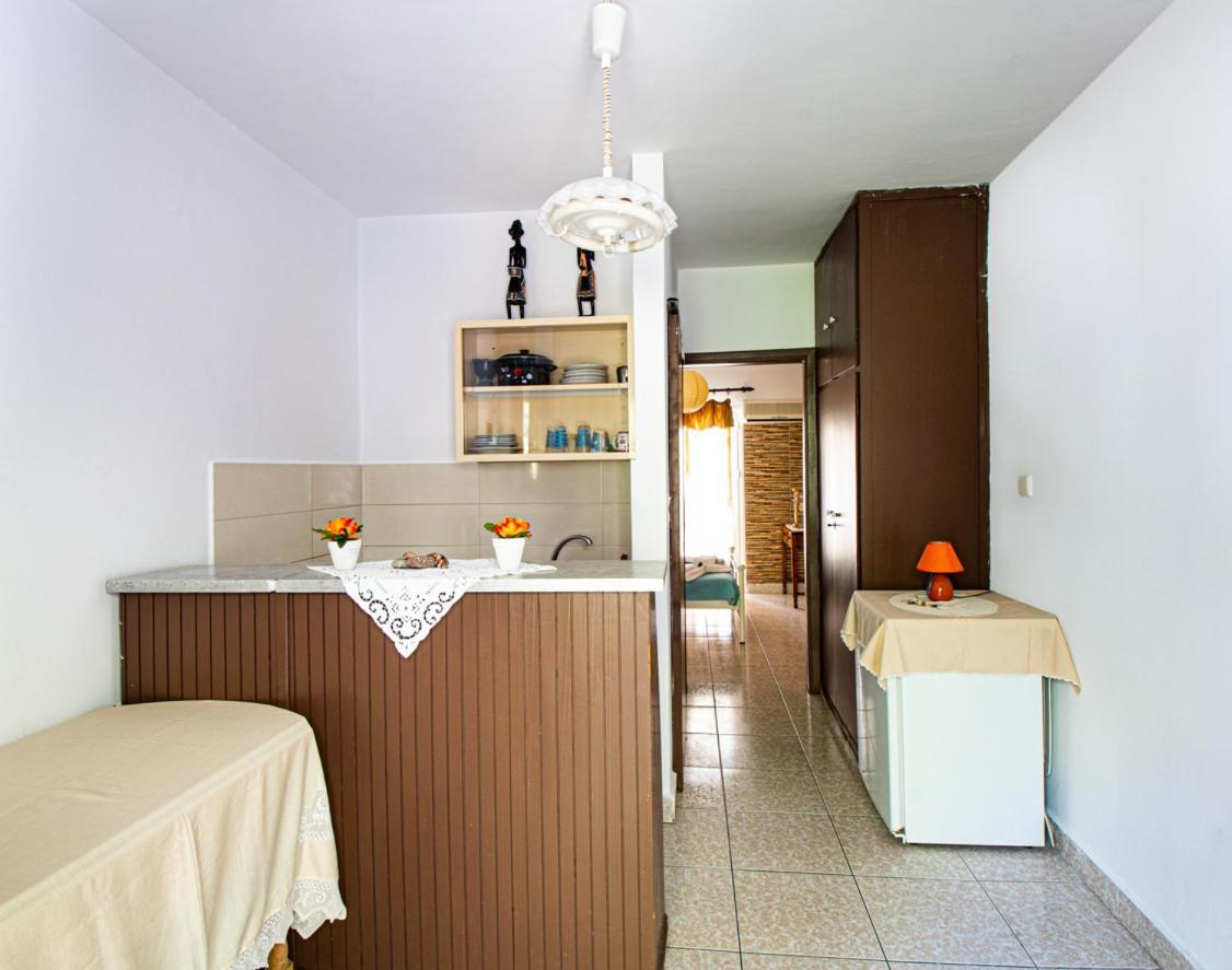 Lions Apartments Poros Town Екстер'єр фото