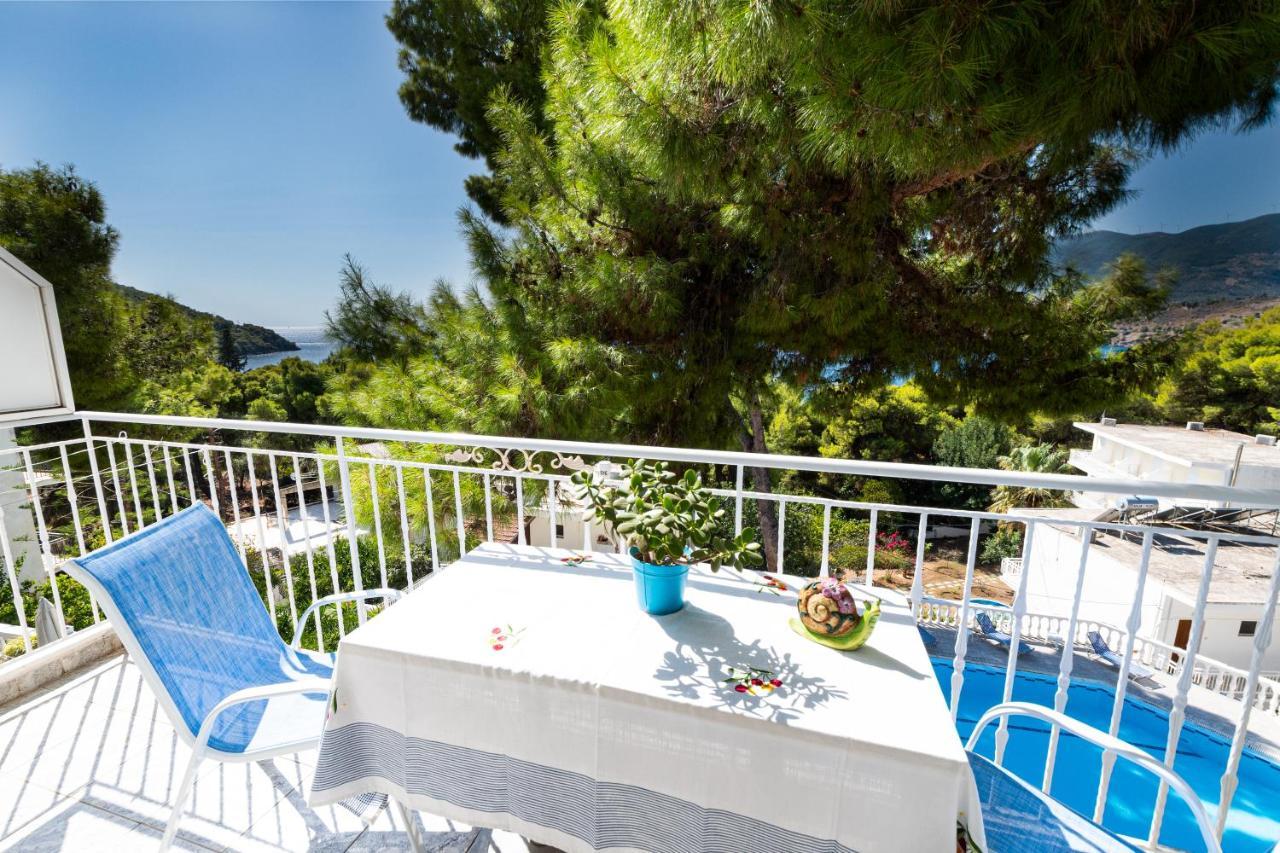 Lions Apartments Poros Town Екстер'єр фото