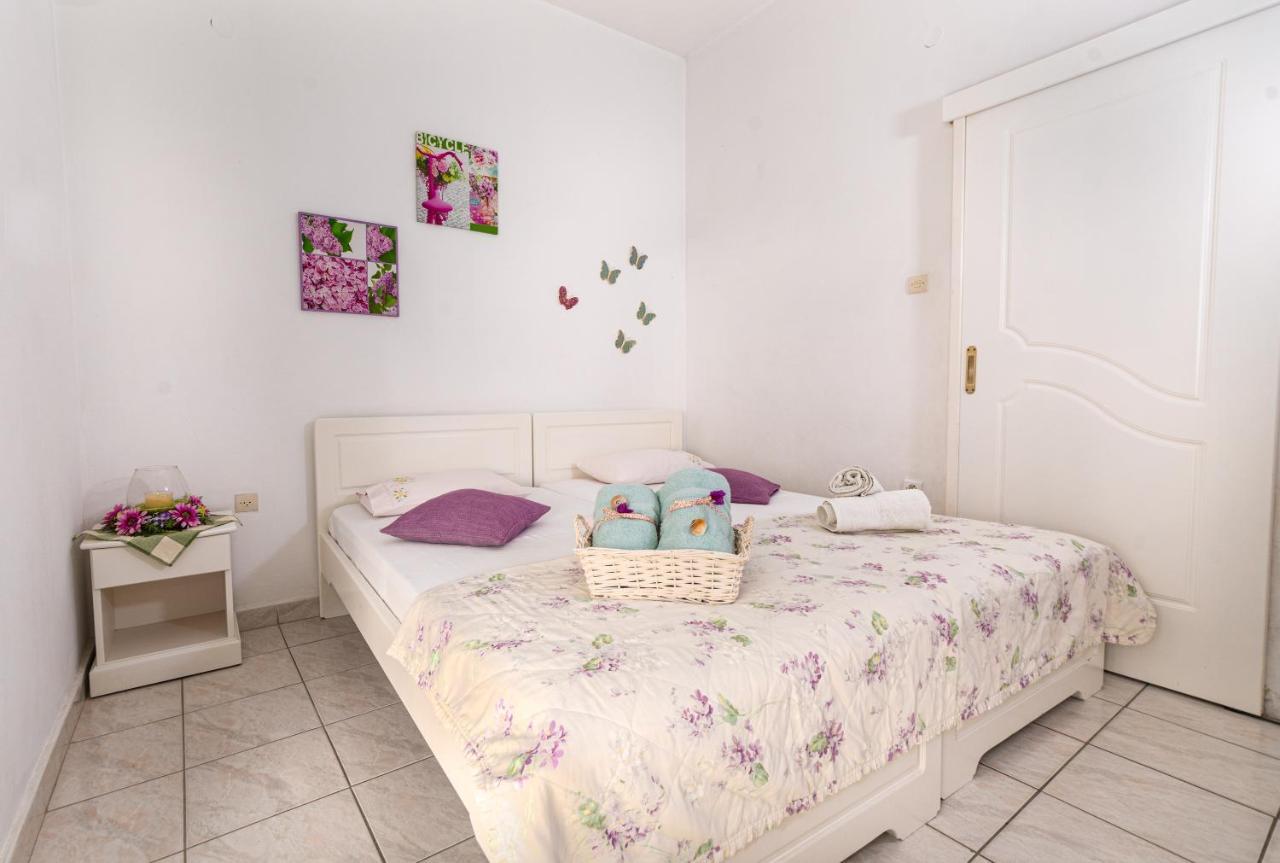Lions Apartments Poros Town Екстер'єр фото