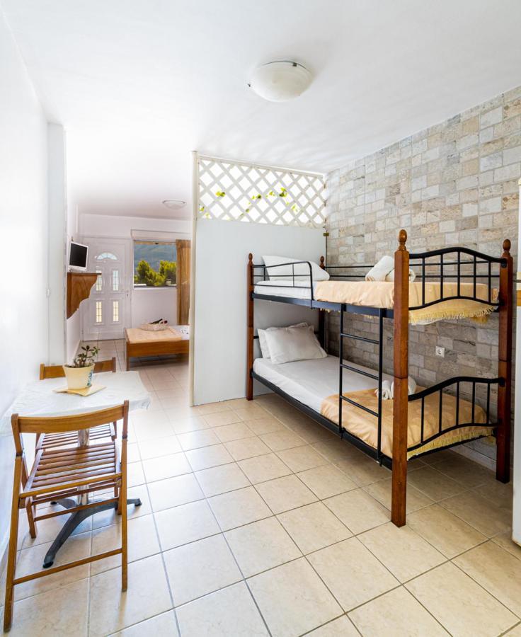 Lions Apartments Poros Town Екстер'єр фото
