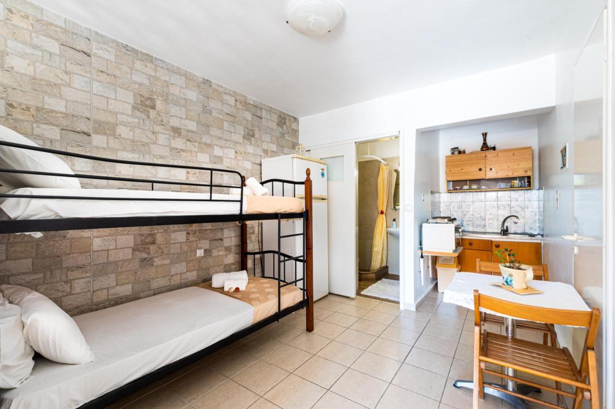 Lions Apartments Poros Town Екстер'єр фото