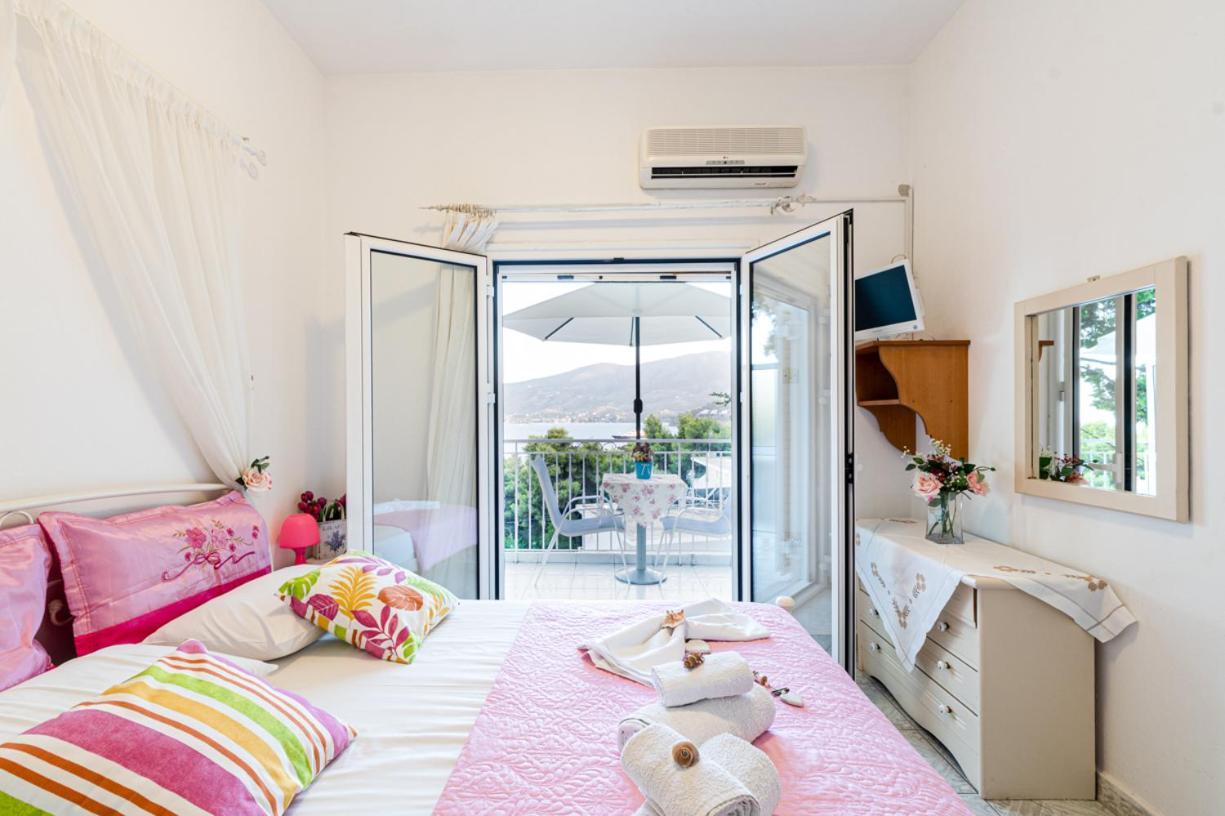 Lions Apartments Poros Town Екстер'єр фото